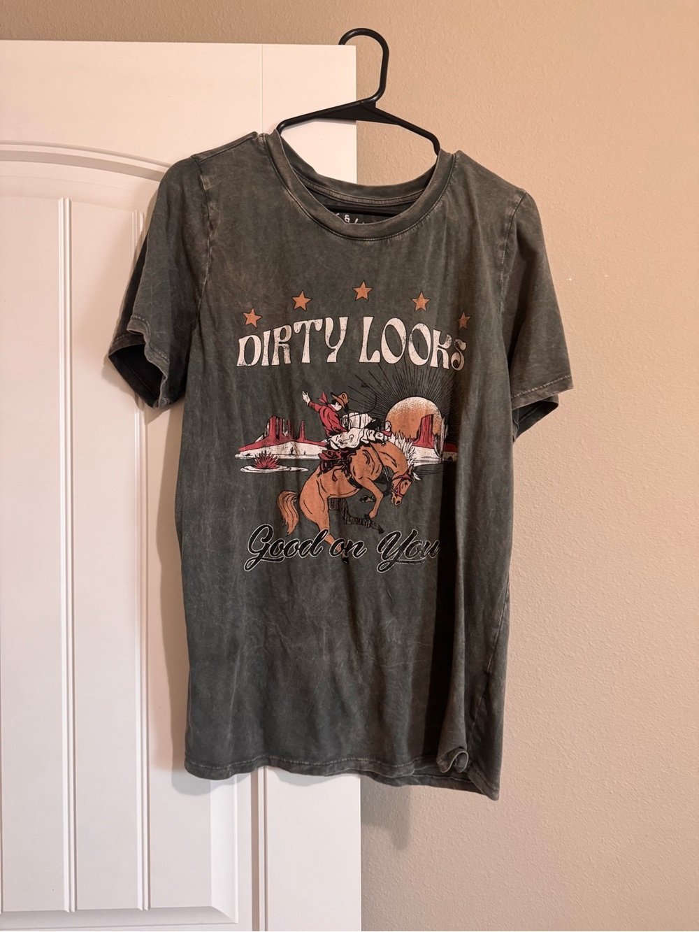 Vintage Tee- Lainey Wilson